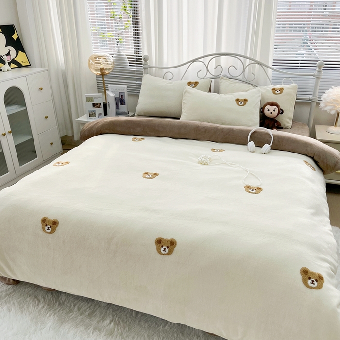 91家纺网 家纺一手货源 找家纺 鑫利来家纺 2025新款牛奶绒毛巾绣四件套 小熊-奶白咖