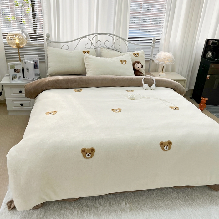 91家纺网 家纺一手货源 找家纺 鑫利来家纺 2025新款牛奶绒毛巾绣四件套 小熊-奶白咖