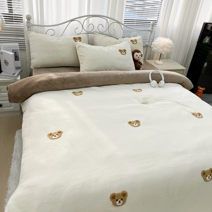 91家纺网 家纺一手货源 找家纺 鑫利来家纺 2025新款牛奶绒毛巾绣四件套 小熊-奶白咖