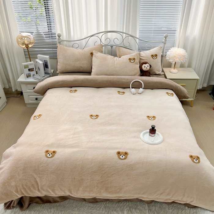 91家纺网 家纺一手货源 找家纺 鑫利来家纺 2025新款牛奶绒毛巾绣四件套 小熊-浅咖深咖