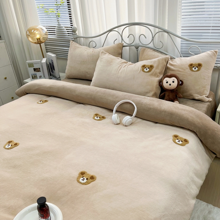 91家纺网 家纺一手货源 找家纺 鑫利来家纺 2025新款牛奶绒毛巾绣四件套 小熊-浅咖深咖