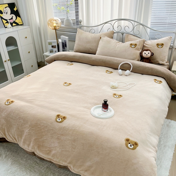 91家纺网 家纺一手货源 找家纺 鑫利来家纺 2025新款牛奶绒毛巾绣四件套 小熊-浅咖深咖