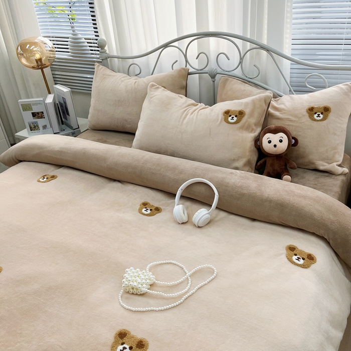 91家纺网 家纺一手货源 找家纺 鑫利来家纺 2025新款牛奶绒毛巾绣四件套 小熊-浅咖深咖