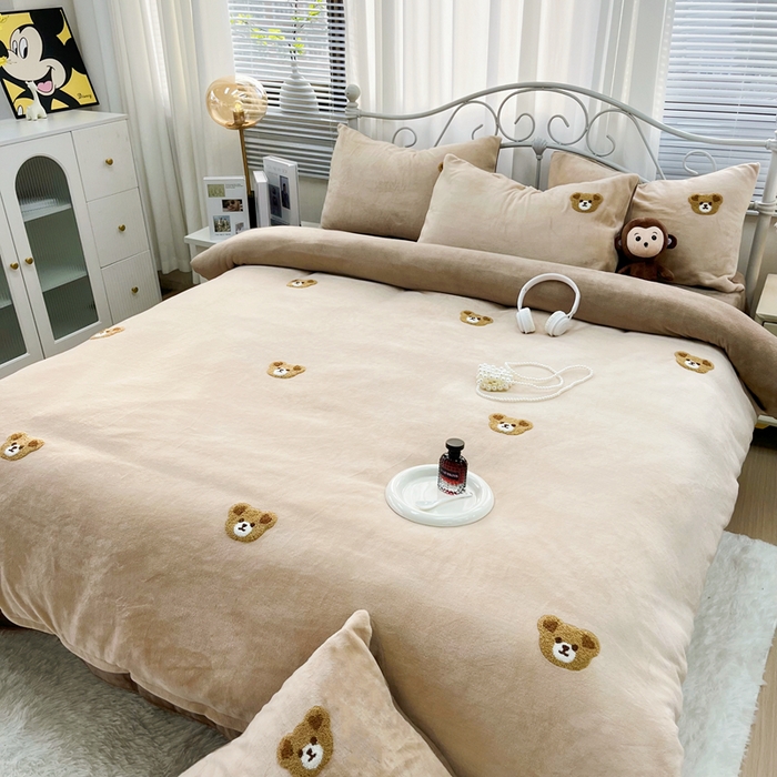 91家纺网 家纺一手货源 找家纺 鑫利来家纺 2025新款牛奶绒毛巾绣四件套 小熊-浅咖深咖