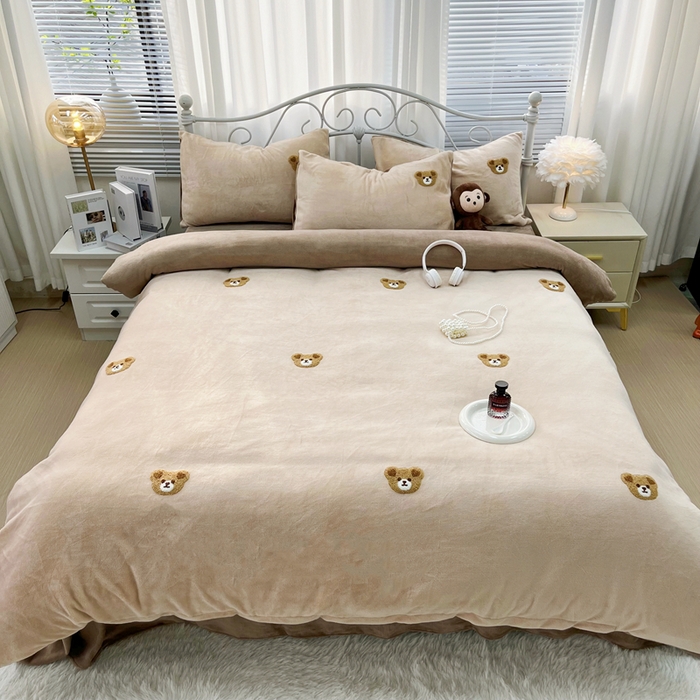 91家纺网 家纺一手货源 找家纺 鑫利来家纺 2025新款牛奶绒毛巾绣四件套 小熊-浅咖深咖