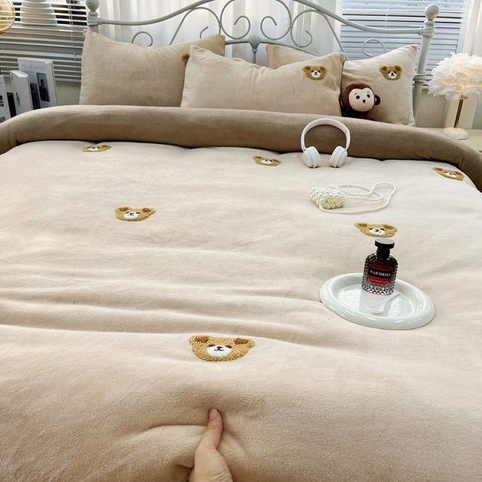 91家纺网 家纺一手货源 找家纺 鑫利来家纺 2025新款牛奶绒毛巾绣四件套 小熊-浅咖深咖