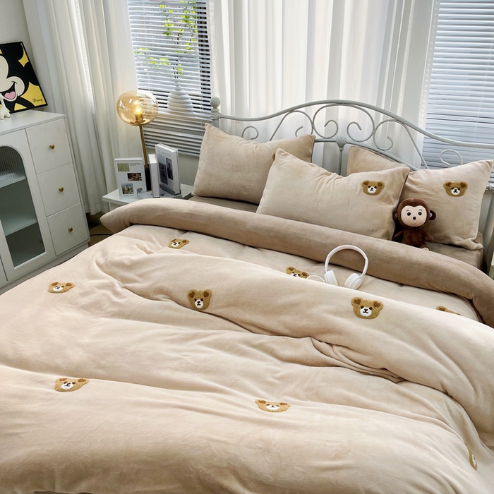 91家纺网 家纺一手货源 找家纺 鑫利来家纺 2025新款牛奶绒毛巾绣四件套 小熊-浅咖深咖