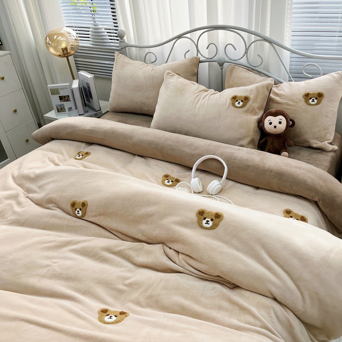 91家纺网 家纺一手货源 找家纺 鑫利来家纺 2025新款牛奶绒毛巾绣四件套 小熊-浅咖深咖