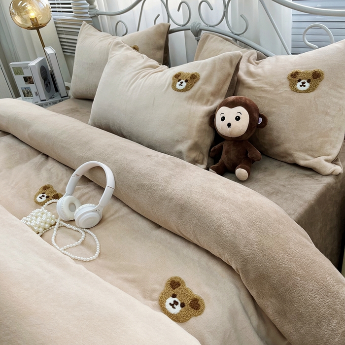 91家纺网 家纺一手货源 找家纺 鑫利来家纺 2025新款牛奶绒毛巾绣四件套 小熊-浅咖深咖