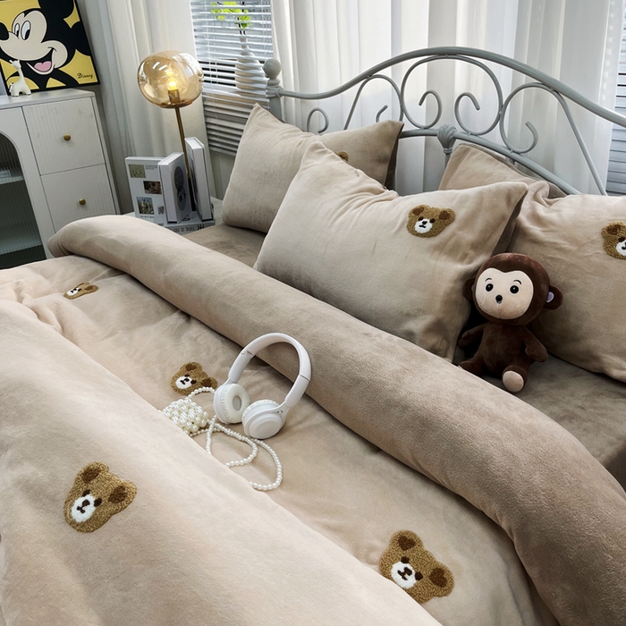 91家纺网 家纺一手货源 找家纺 鑫利来家纺 2025新款牛奶绒毛巾绣四件套 小熊-浅咖深咖