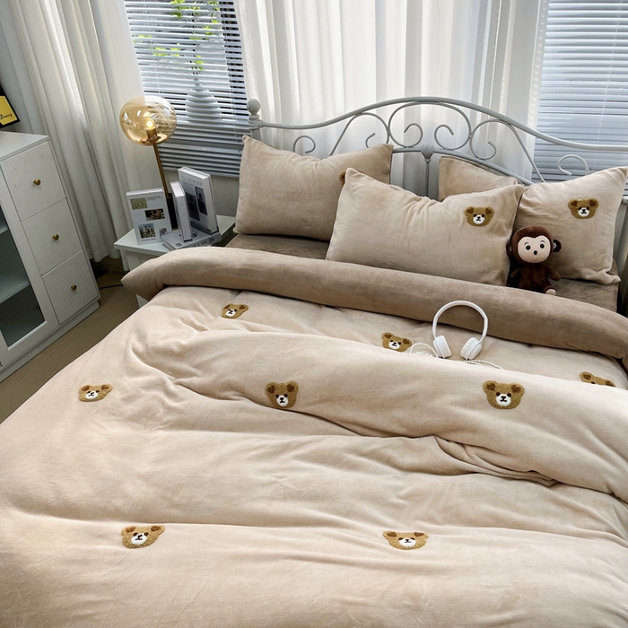 91家纺网 家纺一手货源 找家纺 鑫利来家纺 2025新款牛奶绒毛巾绣四件套 小熊-浅咖深咖