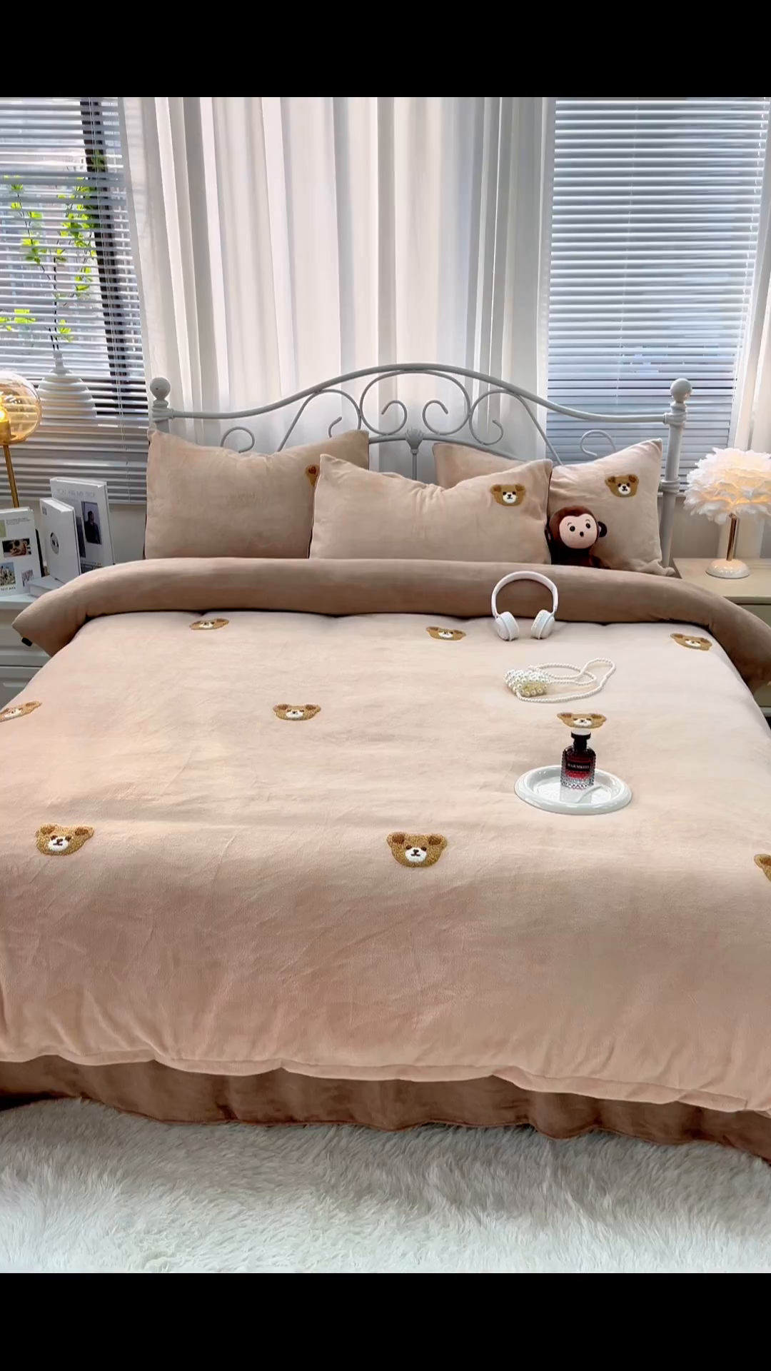 91家纺网 家纺一手货源 找家纺 鑫利来家纺 2025新款牛奶绒毛巾绣四件套 小熊-浅咖深咖