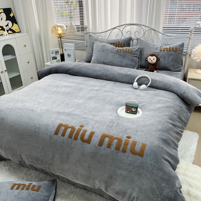 91家纺网 家纺一手货源 找家纺 鑫利来家纺 2025新款牛奶绒毛巾绣四件套 字母-高级灰