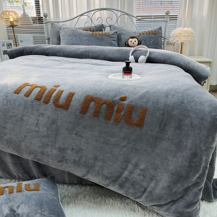 91家纺网 家纺一手货源 找家纺 鑫利来家纺 2025新款牛奶绒毛巾绣四件套 字母-高级灰