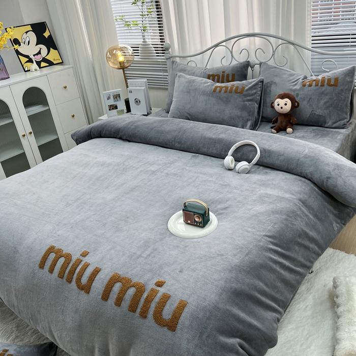 91家纺网 家纺一手货源 找家纺 鑫利来家纺 2025新款牛奶绒毛巾绣四件套 字母-高级灰