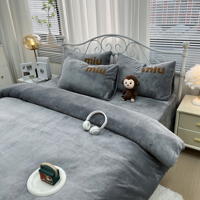 91家纺网 家纺一手货源 找家纺 鑫利来家纺 2025新款牛奶绒毛巾绣四件套 字母-高级灰