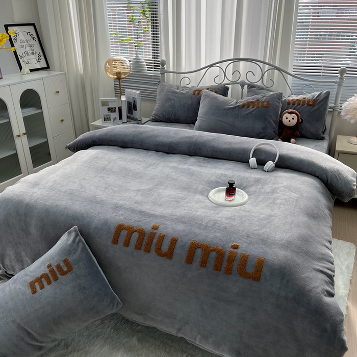 91家纺网 家纺一手货源 找家纺 鑫利来家纺 2025新款牛奶绒毛巾绣四件套 字母-高级灰