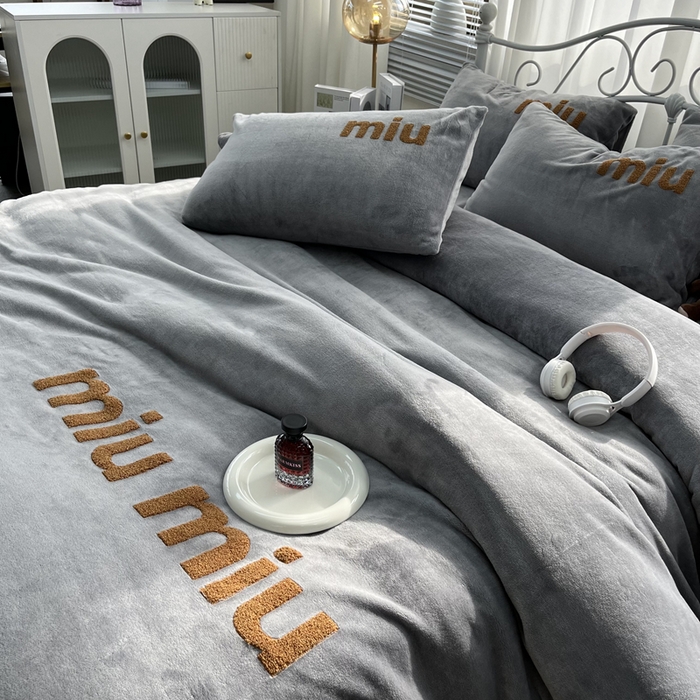 91家纺网 家纺一手货源 找家纺 鑫利来家纺 2025新款牛奶绒毛巾绣四件套 字母-高级灰