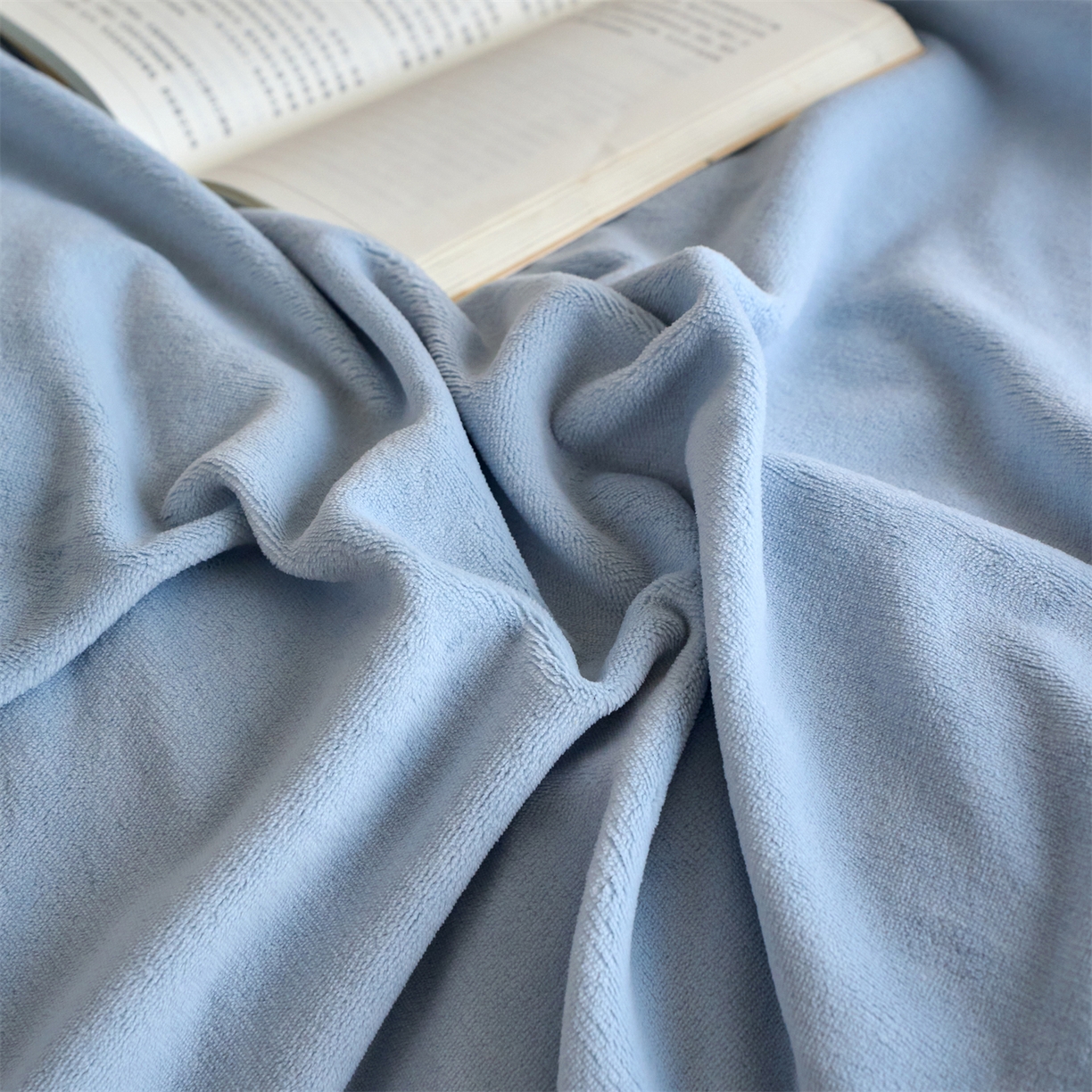 91家纺网 家纺一手货源 找家纺 兰紫橙家纺 2025新款简约纯色牛奶绒毛毯 天空蓝