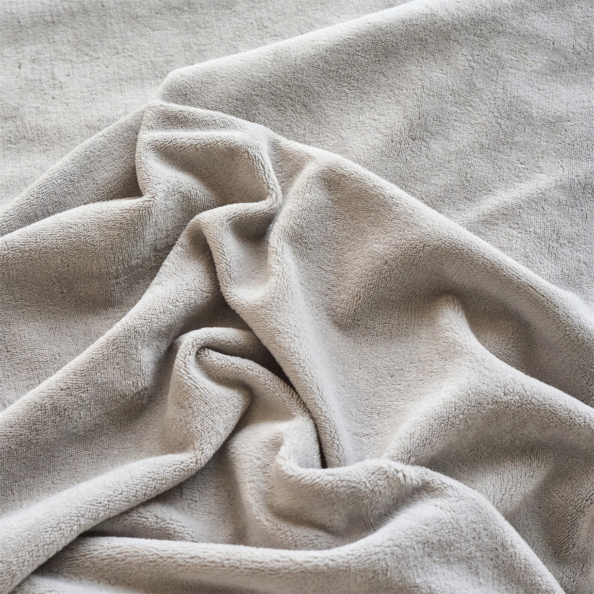 91家纺网 家纺一手货源 找家纺 兰紫橙家纺 2025新款简约纯色牛奶绒毛毯 绅士灰