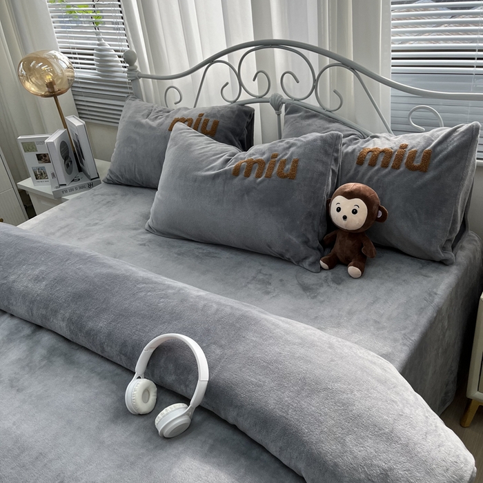 91家纺网 家纺一手货源 找家纺 鑫利来家纺 2025新款牛奶绒毛巾绣四件套 字母-高级灰