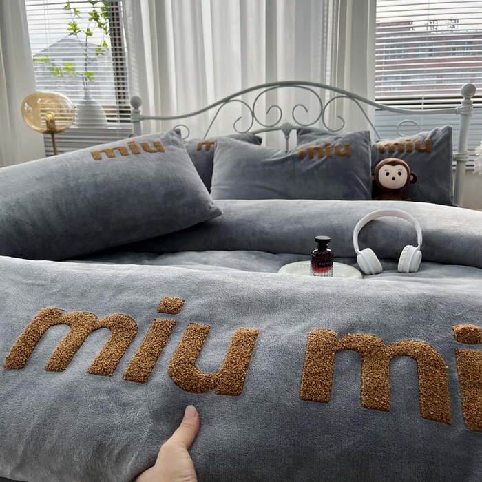 91家纺网 家纺一手货源 找家纺 鑫利来家纺 2025新款牛奶绒毛巾绣四件套 字母-高级灰