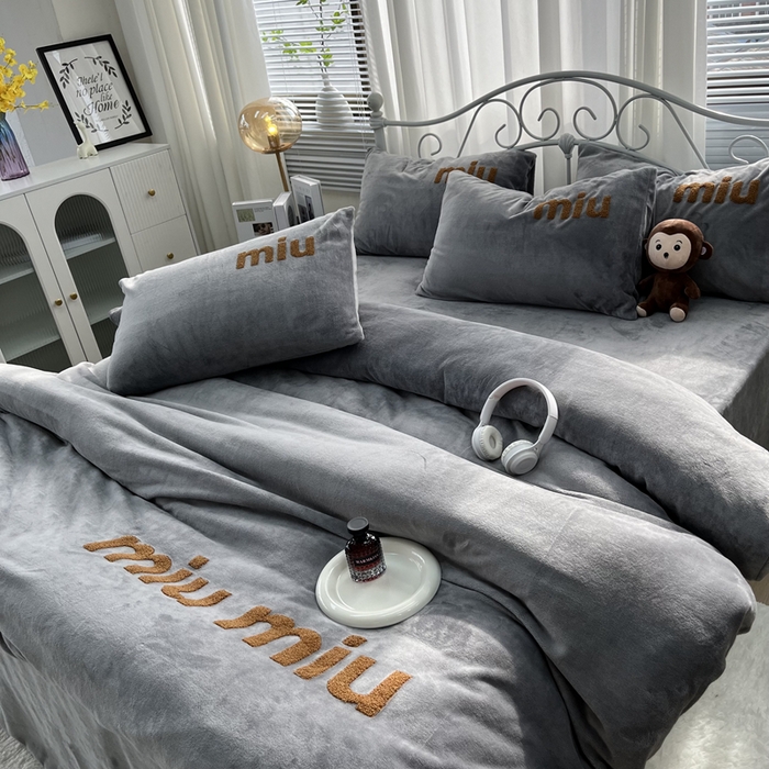 91家纺网 家纺一手货源 找家纺 鑫利来家纺 2025新款牛奶绒毛巾绣四件套 字母-高级灰