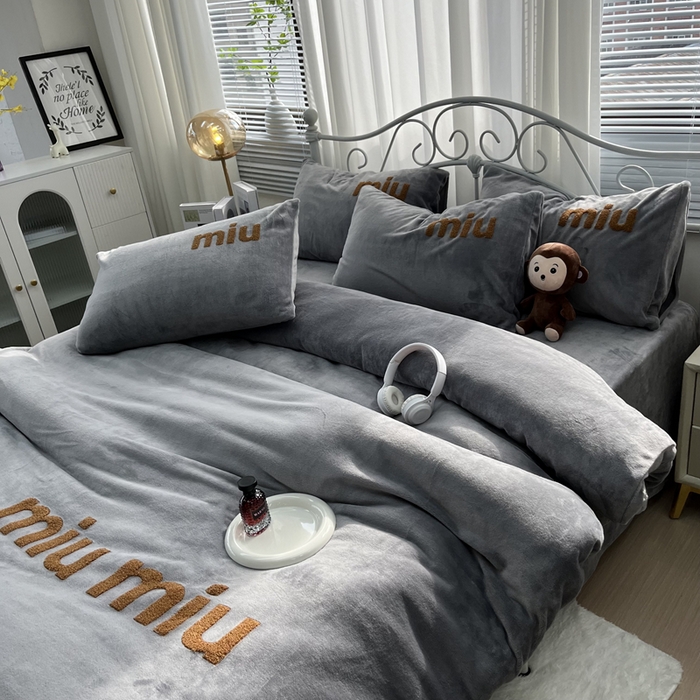 91家纺网 家纺一手货源 找家纺 鑫利来家纺 2025新款牛奶绒毛巾绣四件套 字母-高级灰