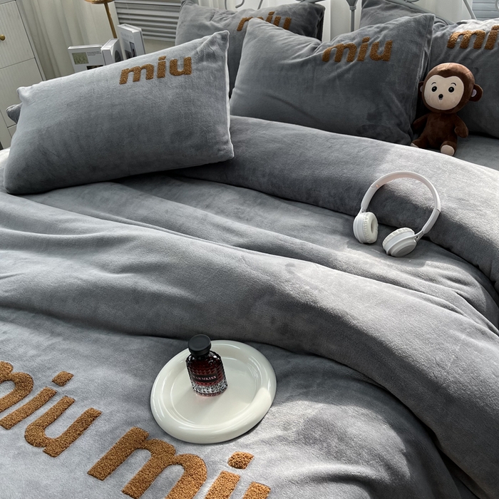 91家纺网 家纺一手货源 找家纺 鑫利来家纺 2025新款牛奶绒毛巾绣四件套 字母-高级灰