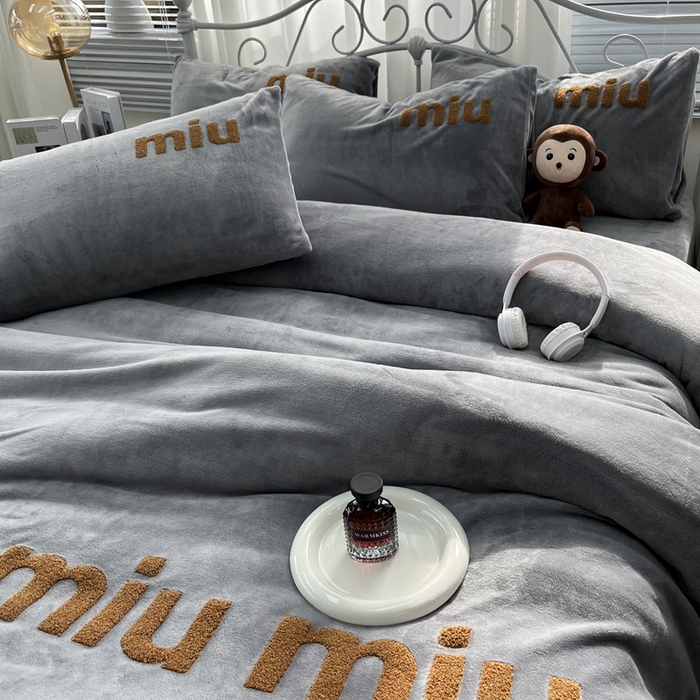 91家纺网 家纺一手货源 找家纺 鑫利来家纺 2025新款牛奶绒毛巾绣四件套 字母-高级灰