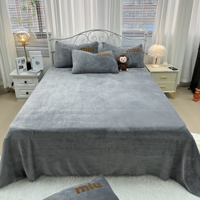 91家纺网 家纺一手货源 找家纺 鑫利来家纺 2025新款牛奶绒毛巾绣四件套 字母-高级灰