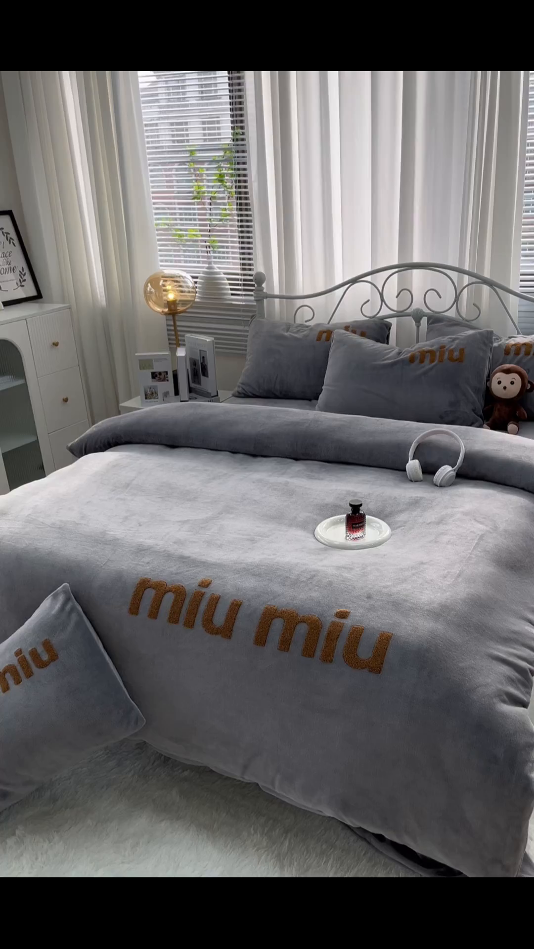 91家纺网 家纺一手货源 找家纺 鑫利来家纺 2025新款牛奶绒毛巾绣四件套 字母-高级灰