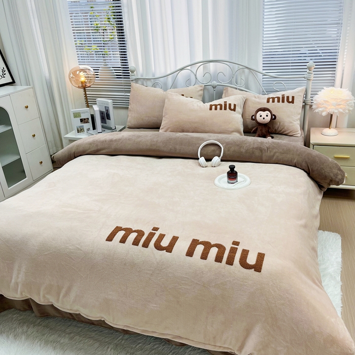 91家纺网 家纺一手货源 找家纺 鑫利来家纺 2025新款牛奶绒毛巾绣四件套 字母-暖咖