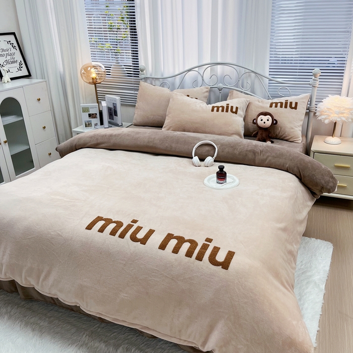 91家纺网 家纺一手货源 找家纺 鑫利来家纺 2025新款牛奶绒毛巾绣四件套 字母-暖咖