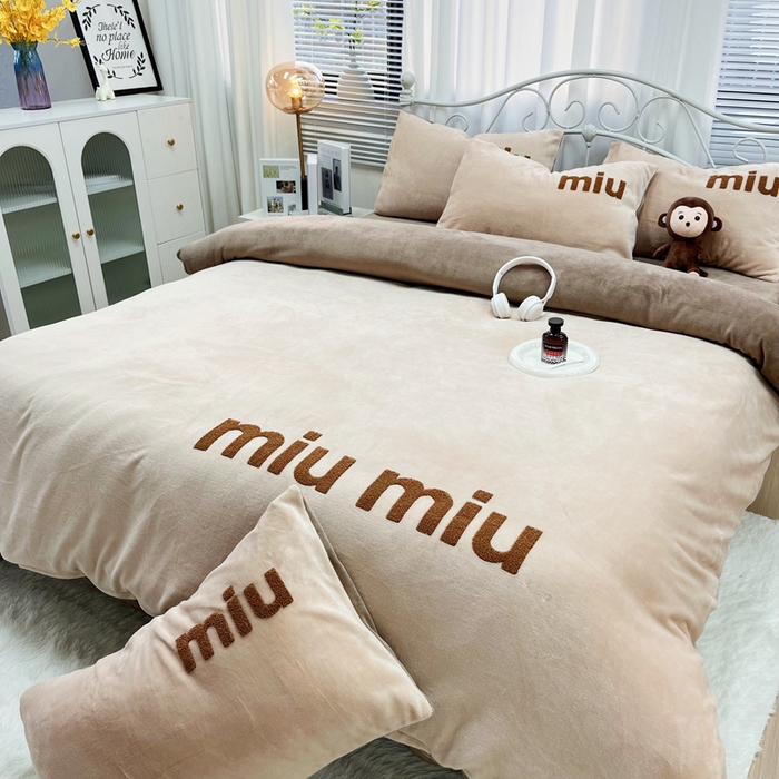 91家纺网 家纺一手货源 找家纺 鑫利来家纺 2025新款牛奶绒毛巾绣四件套 字母-暖咖