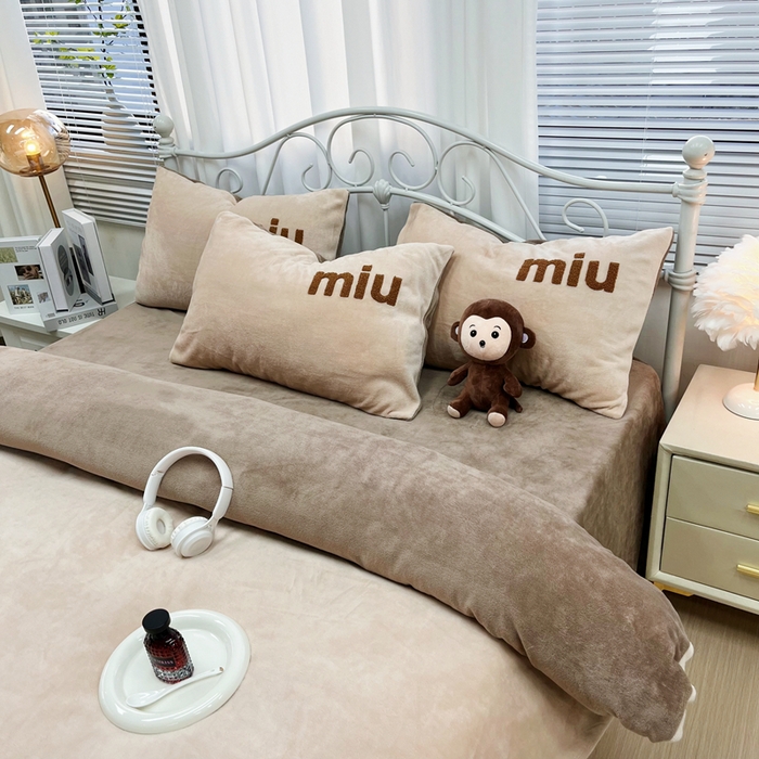 91家纺网 家纺一手货源 找家纺 鑫利来家纺 2025新款牛奶绒毛巾绣四件套 字母-暖咖