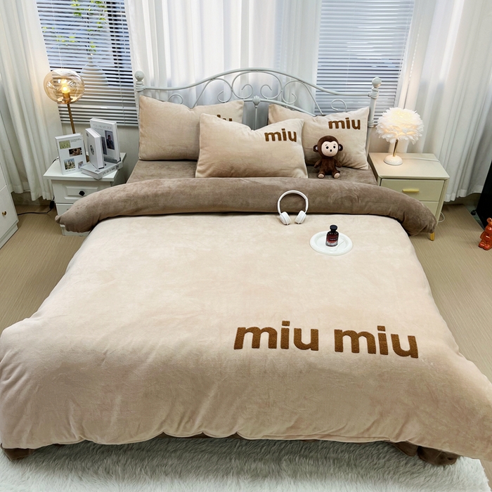 91家纺网 家纺一手货源 找家纺 鑫利来家纺 2025新款牛奶绒毛巾绣四件套 字母-暖咖