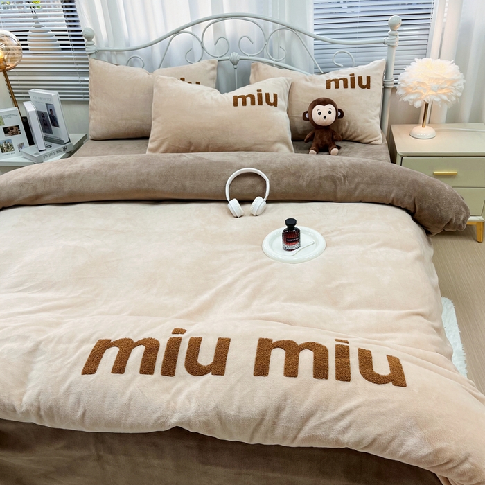 91家纺网 家纺一手货源 找家纺 鑫利来家纺 2025新款牛奶绒毛巾绣四件套 字母-暖咖