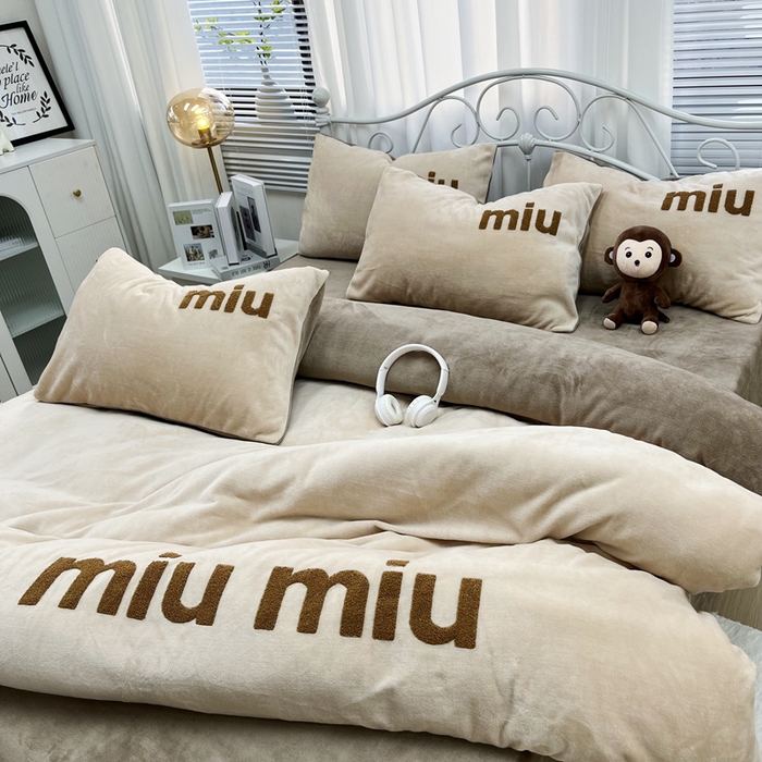 91家纺网 家纺一手货源 找家纺 鑫利来家纺 2025新款牛奶绒毛巾绣四件套 字母-暖咖