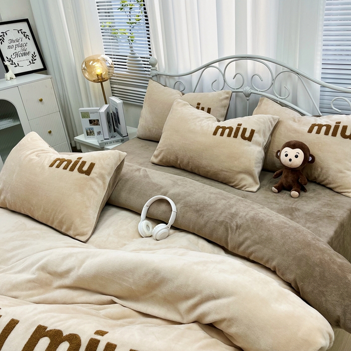 91家纺网 家纺一手货源 找家纺 鑫利来家纺 2025新款牛奶绒毛巾绣四件套 字母-暖咖