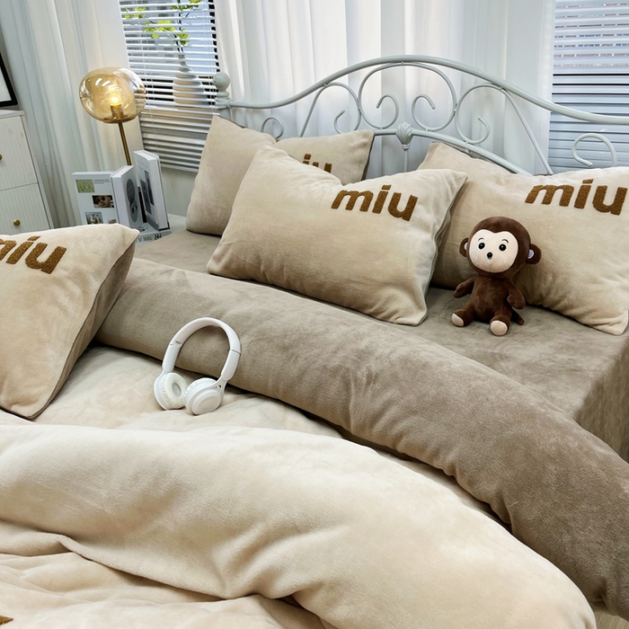 91家纺网 家纺一手货源 找家纺 鑫利来家纺 2025新款牛奶绒毛巾绣四件套 字母-暖咖