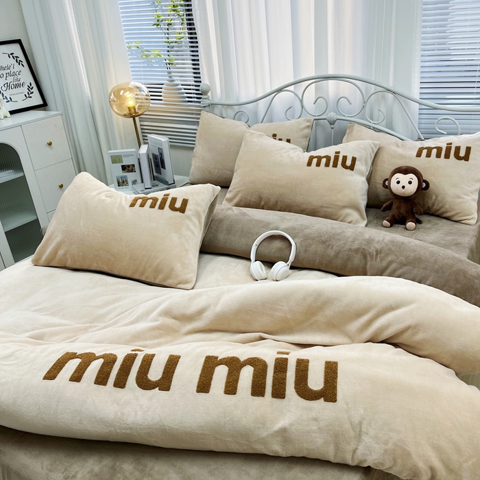 91家纺网 家纺一手货源 找家纺 鑫利来家纺 2025新款牛奶绒毛巾绣四件套 字母-暖咖