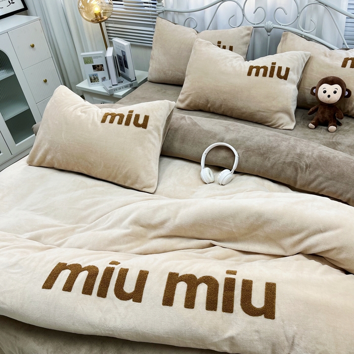 91家纺网 家纺一手货源 找家纺 鑫利来家纺 2025新款牛奶绒毛巾绣四件套 字母-暖咖