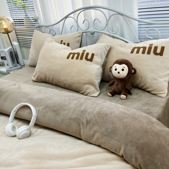 91家纺网 家纺一手货源 找家纺 鑫利来家纺 2025新款牛奶绒毛巾绣四件套 字母-暖咖