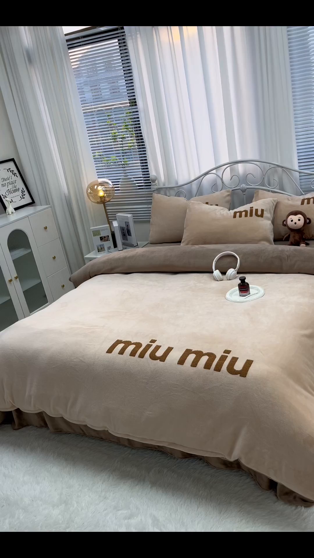 91家纺网 家纺一手货源 找家纺 鑫利来家纺 2025新款牛奶绒毛巾绣四件套 字母-暖咖