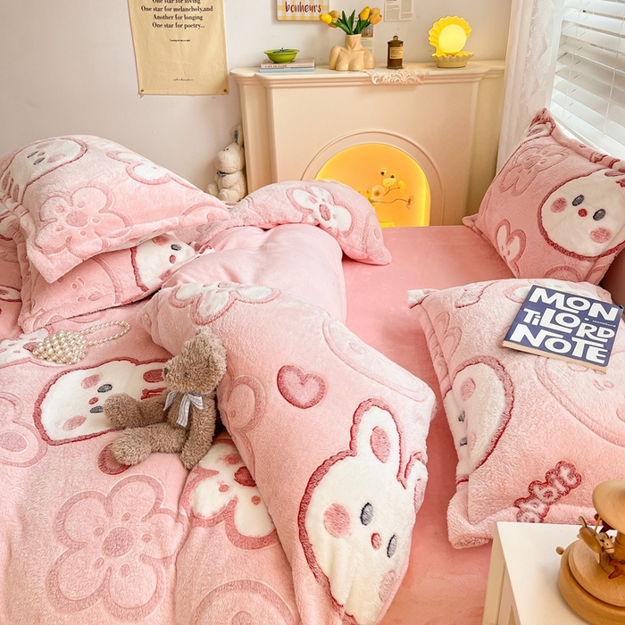 91家纺网 家纺一手货源 找家纺 慕尚家纺 2025新款高克重印花雪花绒四件套 花花小兔