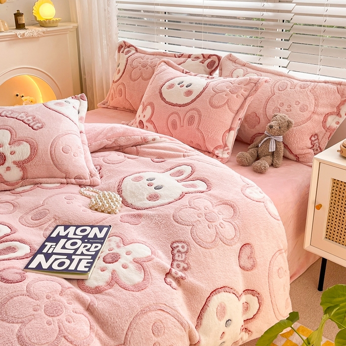 91家纺网 家纺一手货源 找家纺 慕尚家纺 2025新款高克重印花雪花绒四件套 花花小兔