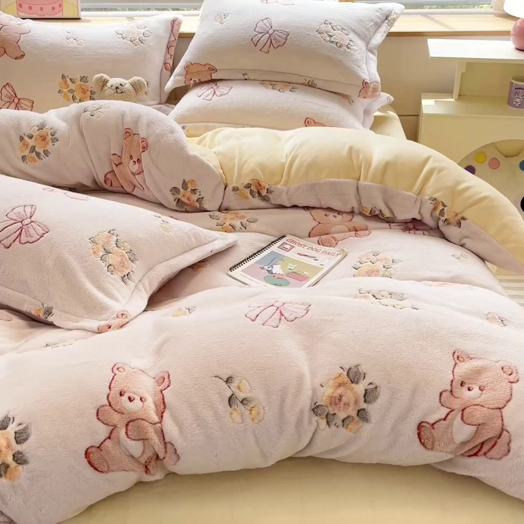 91家纺网 家纺一手货源 找家纺 慕尚家纺 2025新款高克重印花雪花绒四件套 糯米熊