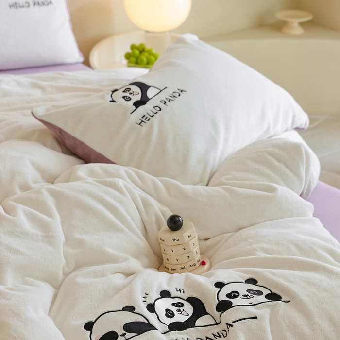 91家纺网 家纺一手货源 找家纺 ONE TWO ONE 121 新品【牛奶绒刺绣四件套】2025毛毯被子四件套单件床单被套床笠珊瑚绒牛奶绒冬被法兰绒兔毛绒panda panda-浅紫