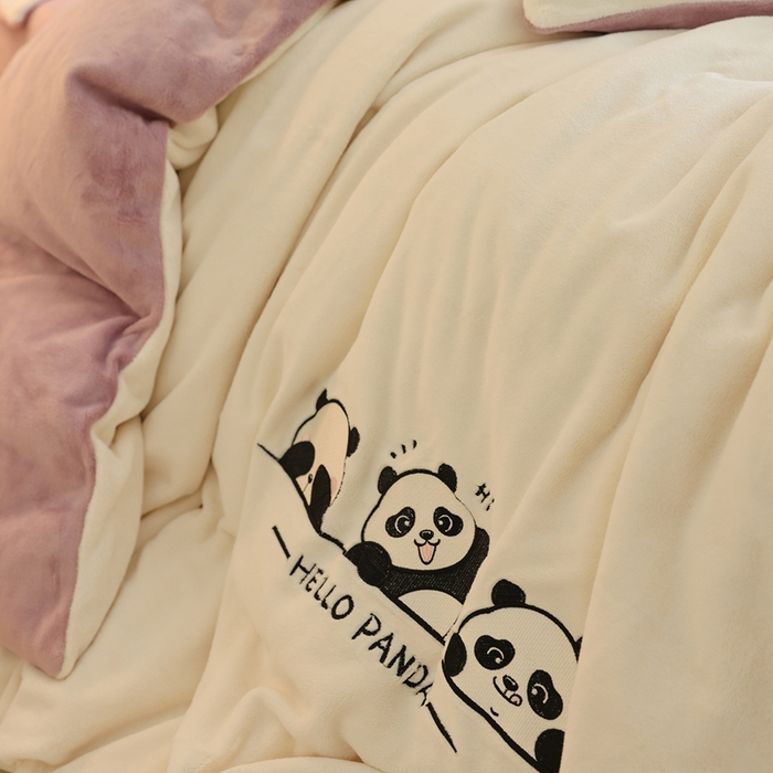 91家纺网 家纺一手货源 找家纺 ONE TWO ONE 121 新品【牛奶绒刺绣四件套】2025毛毯被子四件套单件床单被套床笠珊瑚绒牛奶绒冬被法兰绒兔毛绒panda panda-浅紫